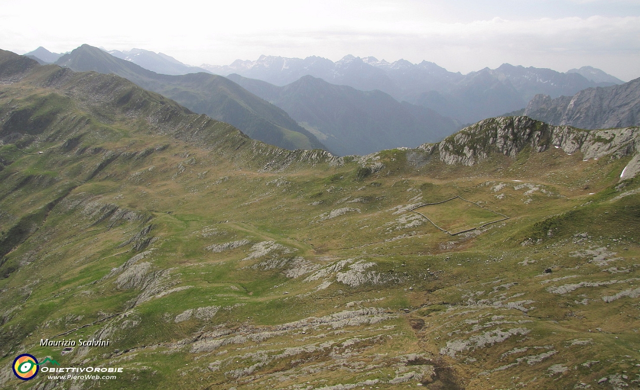 21 Panorama verso il Passo di Lemma e le Oorobie....JPG